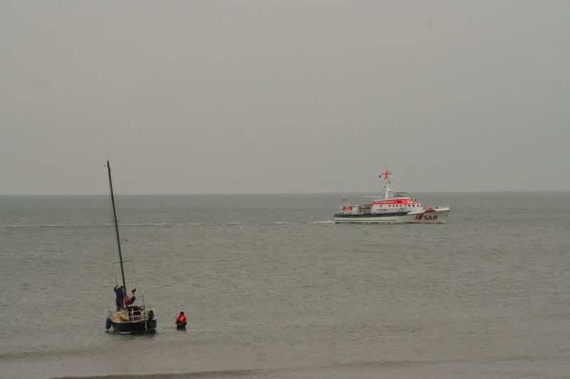 09DP-2008-035 Bild020.JPG - Auf dem Rückweg von Helgoland, vor dem Hafen hatte sich bei Niedrigwasser eine Segelyacht festgefahren
